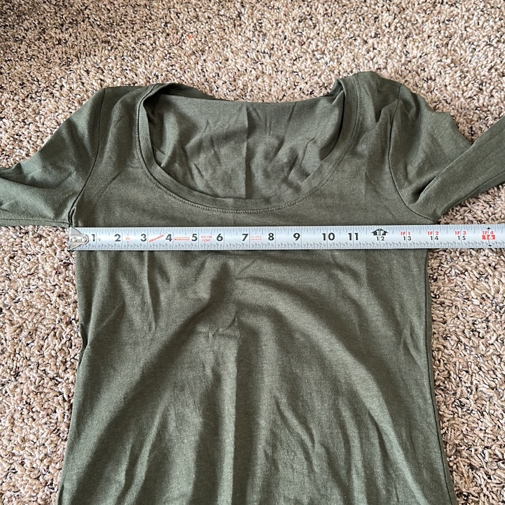 Hearts & Hips Green Affordable Luxury Scoop Neck Long Sleeve Tee Medium - Picture 10 of 12